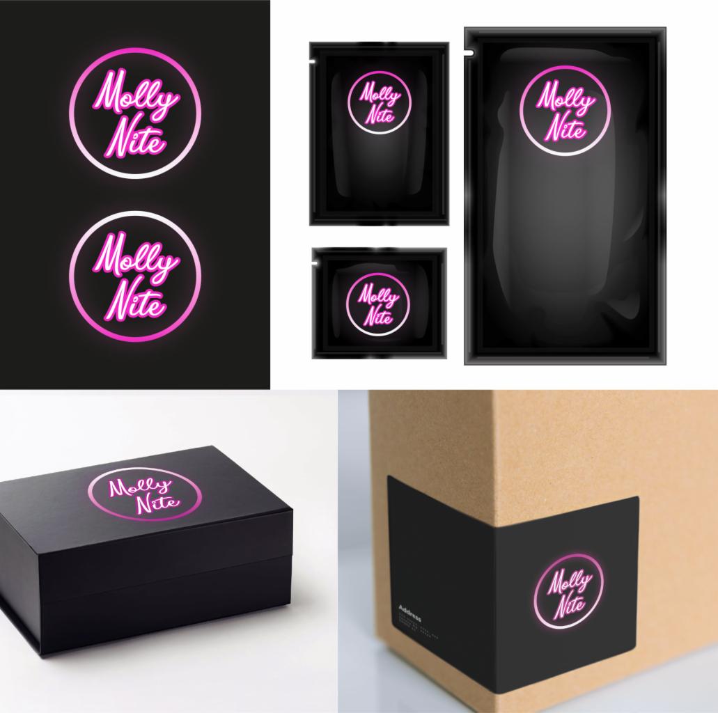 Wizualizacja logo 'Molly Nite' w neonowym okręgu na różnych materiałach opakowaniowych: czarne pudełko, kartonowa paczka z naklejką adresową, czarne torebki foliowe.