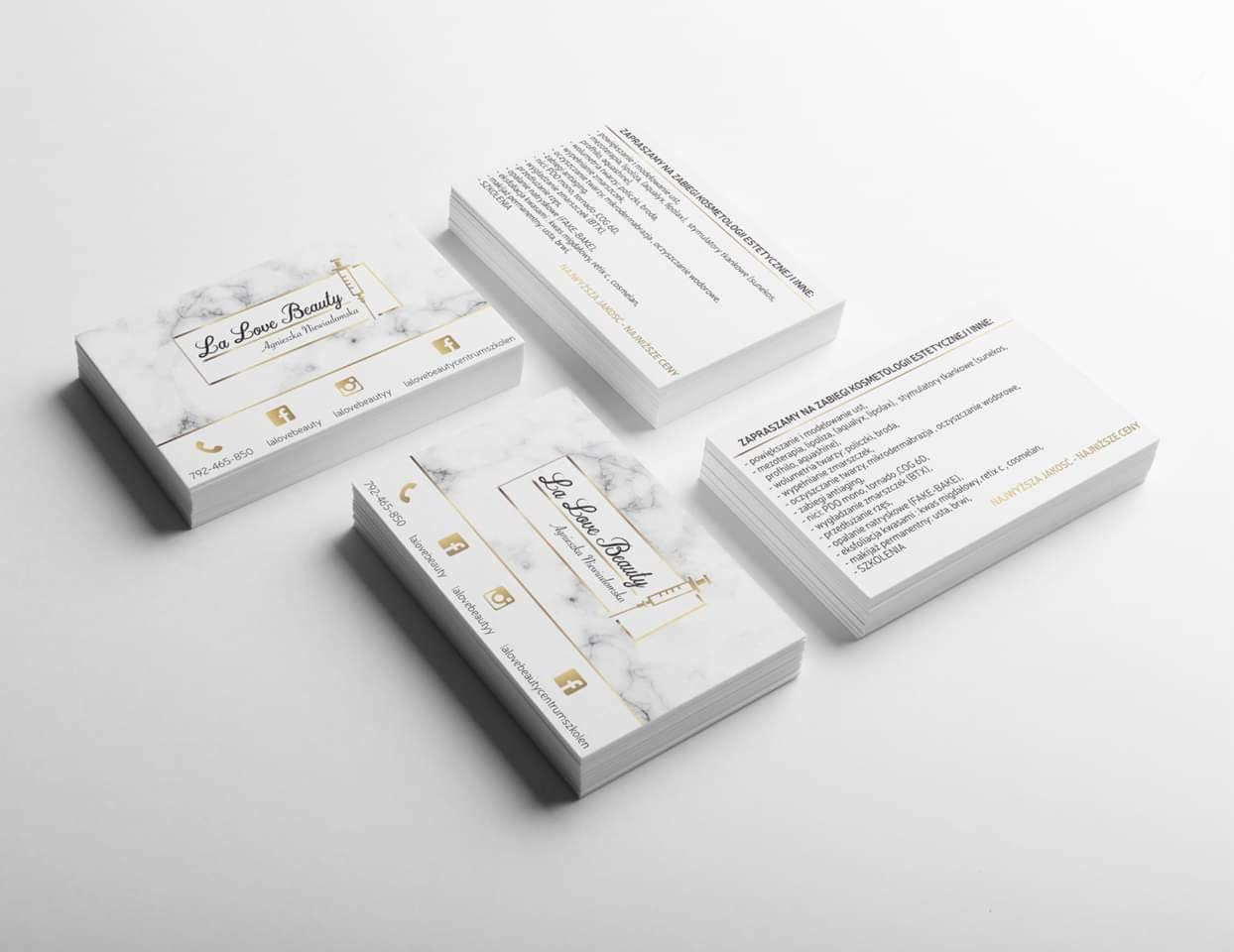 Stosy wizytówek z marmurkowym tłem i złotymi akcentami, logo 'La Love Beauty' i danymi kontaktowymi, ułożone na białym tle.