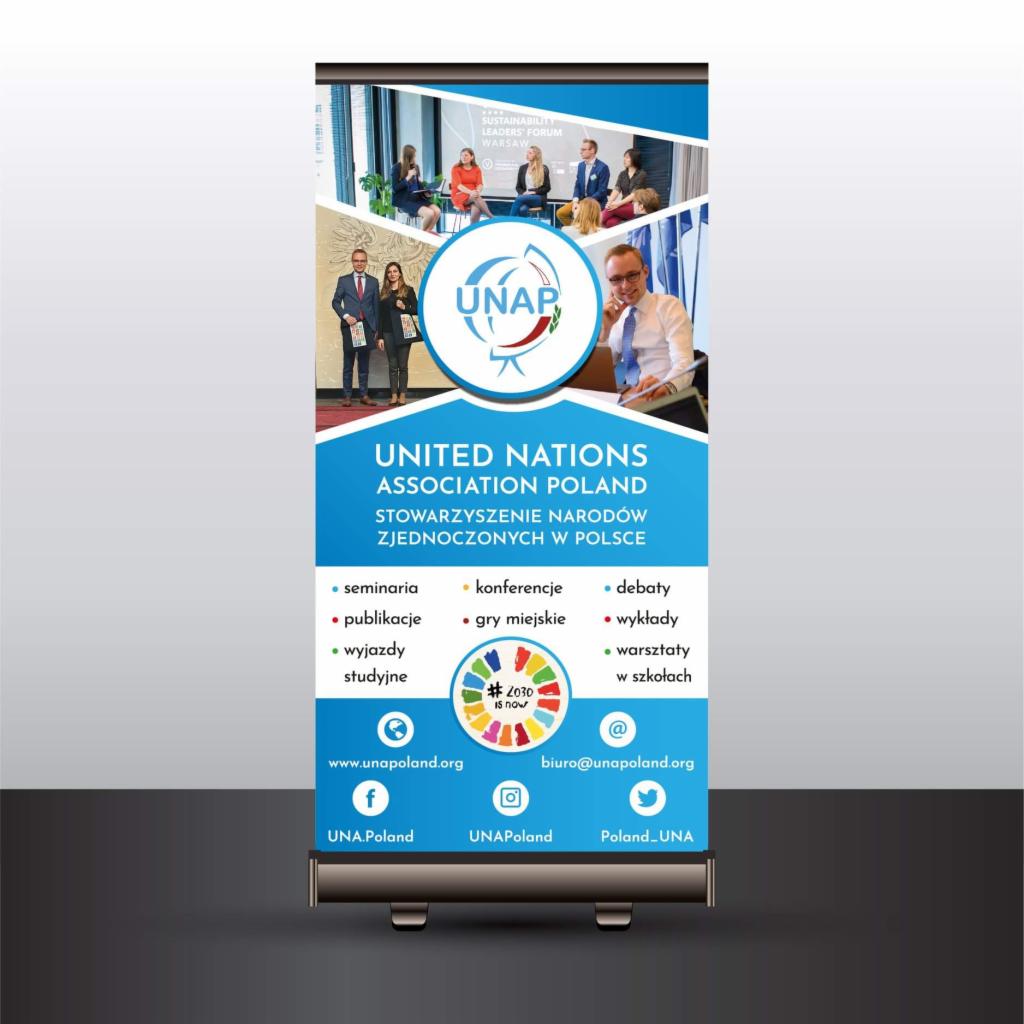 Roll-up reklamowy United Nations Association Poland z grafiką konferencji, zdjęciami prelegentów, logo UNAP, hasłem #2030isnow i danymi kontaktowymi.