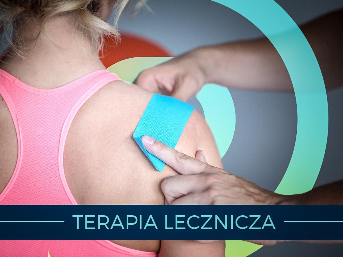 Aplikacja niebieskiego plastra kinesiotaping na ramię pacjentki ubranej w różowy top sportowy; widoczne dłonie terapeuty, ramię pacjentki i fragment grafiki z napisem 'Terapia lecznicza'.
