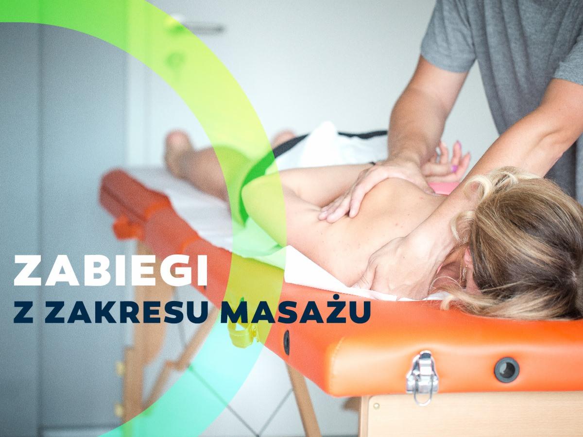 Terapeuta wykonuje zabieg na plecach pacjentki leżącej na pomarańczowym stole do zabiegów, widoczne dłonie terapeuty i fragment ucha pacjentki z kolczykiem.