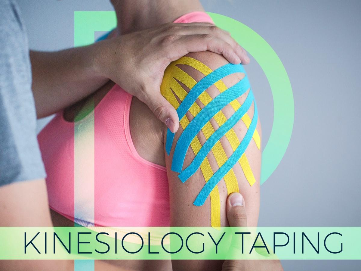 Ramię pacjentki z aplikacją taśm kinesiotaping w kolorach żółtym i niebieskim, wykonywaną przez terapeutę.