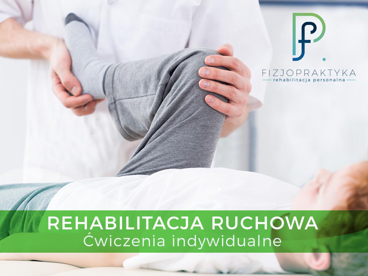 Pacjent w szarych spodniach leży na leżance, terapeuta w białym uniformie delikatnie zgina jego nogę w kolanie, logo firmy w prawym górnym rogu.