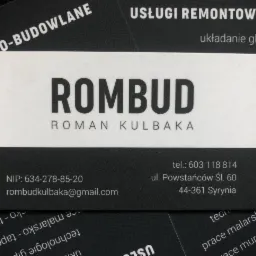 Wizytówka firmy ROMBUD Roman Kulbaka oferującej usługi remontowo-budowlane, układanie glazury, prace malarskie i tapeciarskie, z numerem telefonu, adresem e-mail i NIP na czarnym tle.
