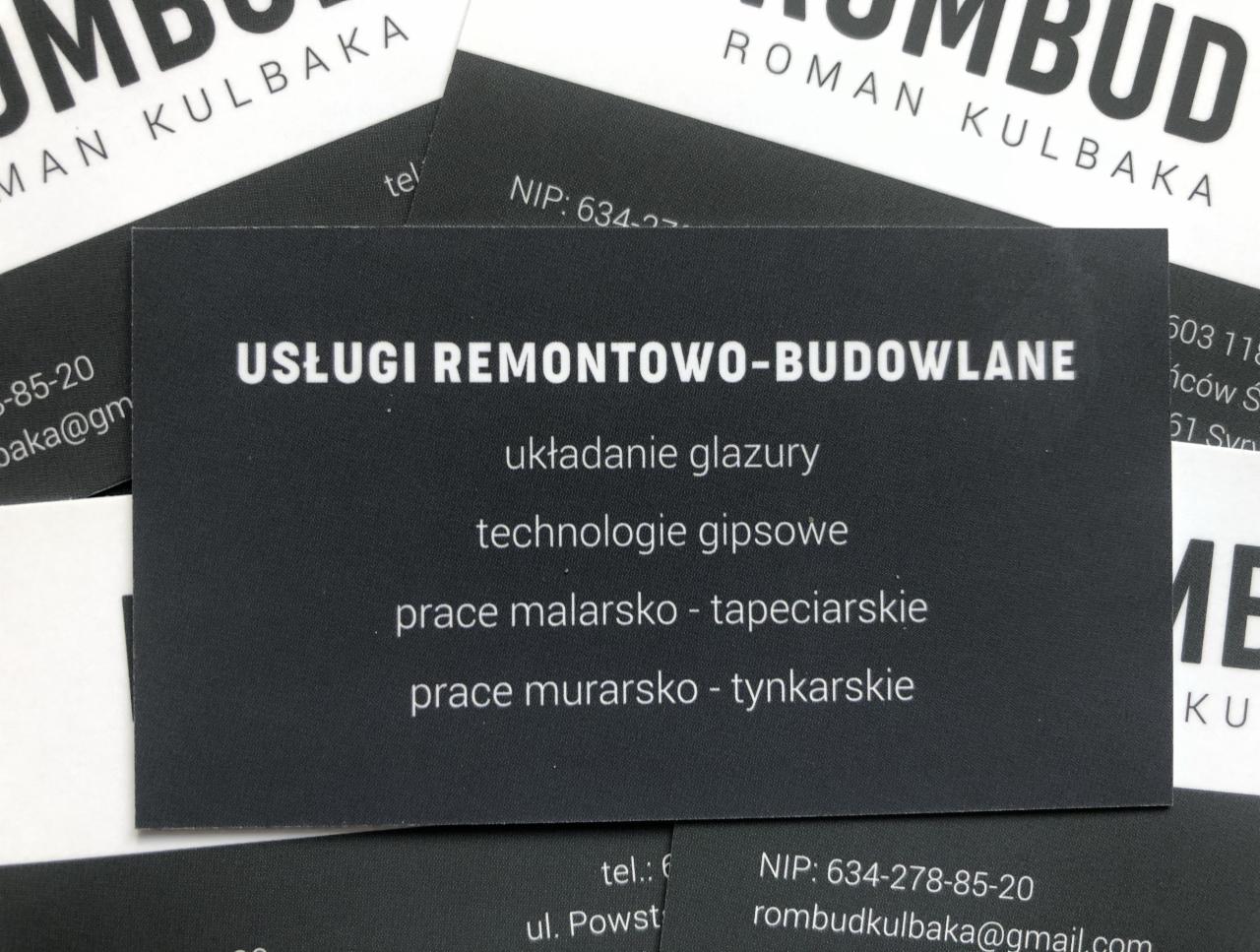 Wizytówki firmy remontowo-budowlanej ROMBUD ROMAN KULBAKA, oferującej układanie glazury, technologie gipsowe, prace malarsko-tapeciarskie oraz murarsko-tynkarskie, z numerem NIP i adresem e-mail.