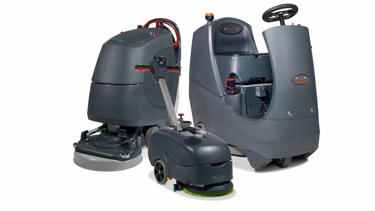 Trzy szorowarki do podłóg w różnych rozmiarach, od małej z zieloną szczotką po dużą z siedzeniem, na białym tle.