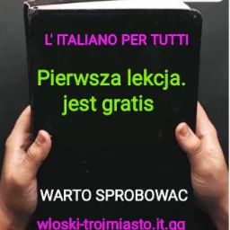 Osoba trzyma w dłoniach książkę z napisem 'L'ITALIANO PER TUTTI' i informacją o darmowej pierwszej lekcji oraz adresem strony internetowej.