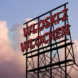Duży neon z napisem 'Włoski z Włochem' na tle zachodzącego słońca i obłoków.