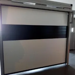 Nowoczesna brama garażowa segmentowa z poziomymi panelami w kolorze białym i czarnym, osadzona w szarej ramie, widoczna z bliska na tle ciemnej podłogi z płytek.