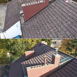 Porównanie dachu przed i po myciu: widoczne usunięcie mchu i zabrudzeń z dachówki ceramicznej, zarysowana różnica w kolorze, pracownik na drabinie używa myjki ciśnieniowej.