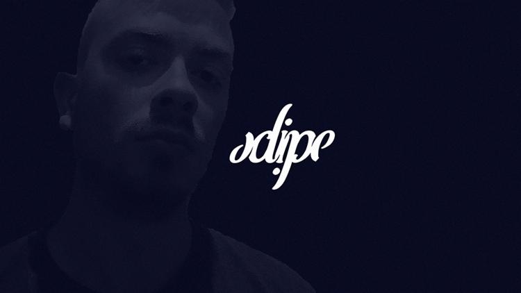 Portret mężczyzny z logo 'xdipe' umieszczonym po prawej stronie, utrzymany w ciemnej tonacji.