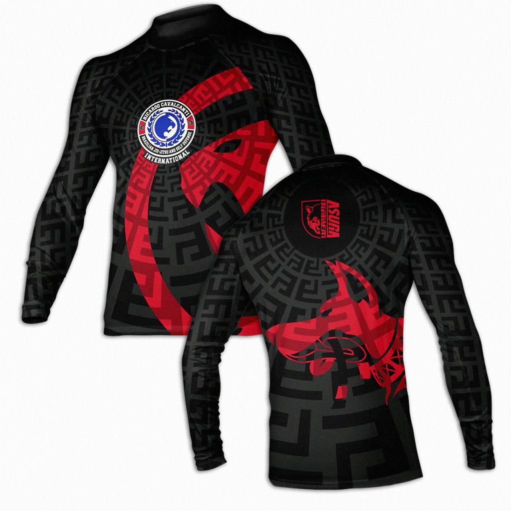 Dwie koszulki rashguard z nadrukiem labiryntu, logotypami i grafiką wilka w kolorze czerwonym na czarnym tle.