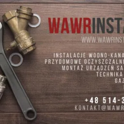 Klucz nastawny, zawór z czerwoną rączką i mosiężny zawór na tle drewnianego blatu z danymi kontaktowymi firmy WAWRINSTAL.
