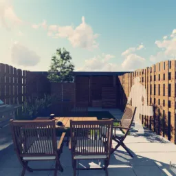 Wizualizacja projektu zagospodarowania przestrzeni przydomowej z drewnianym ogrodzeniem, grillem, stołem i krzesłami ogrodowymi, oraz satelitą na ścianie budynku.