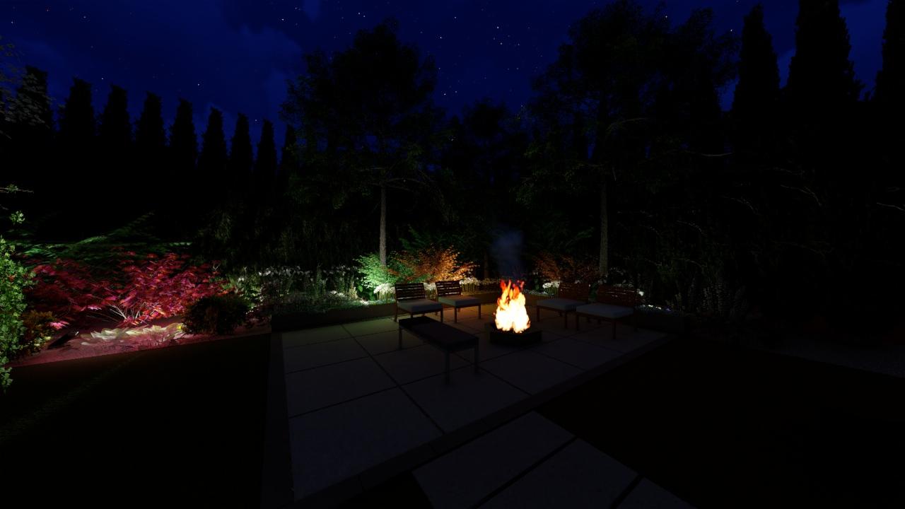 Oświetlony ogród nocą z paleniskiem, krzesłami i roślinnością podświetloną kolorowymi reflektorami.