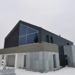 Elewacja z płyt betonowych, struktonitu oraz lameli kompozytowych