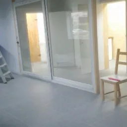 Montaż białych, przesuwnych drzwi balkonowych z PCV, widoczne narzędzia i drabina w tle, surowy stan wykończenia wnętrza.