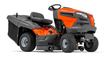 Pomarańczowo-szary traktorek do trawy marki Husqvarna, ustawiony lekko bokiem na czarnym tle. Widoczne koła, siedzisko, kierownica i kosz na trawę.