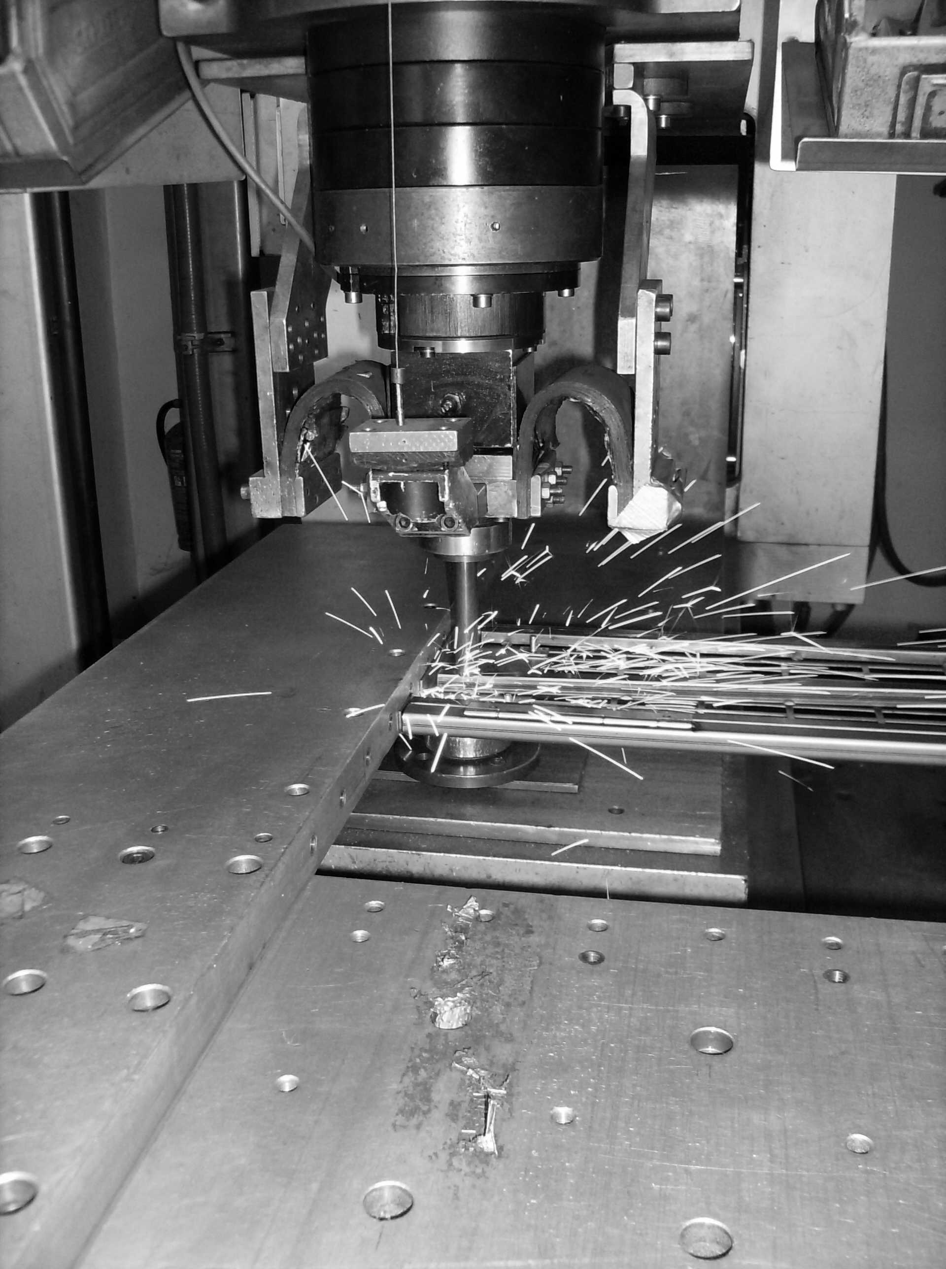 Proces cięcia metalu w Kędzierzynie-Koźlu: iskry i wióry podczas obróbki na maszynie CNC.