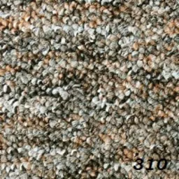 Zbliżenie na wielokolorową wykładzinę dywanową typu shaggy w odcieniach szarości, brązu i beżu, z widocznym numerem '310' w prawym dolnym rogu.