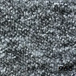 Szczegółowe ujęcie szarej wykładziny dywanowej o pętelkowej strukturze z widocznym numerem '965' w prawym dolnym rogu.