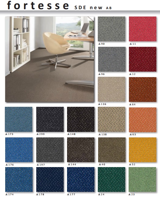 Prezentacja kolekcji wykładzin dywanowych Fortesse SDE new AB w różnych kolorach i fakturach, w tle aranżacja biurowa z beżowym krzesłem i biurkiem.
