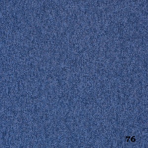 Niebieska, teksturowana powierzchnia wykładziny dywanowej o drobnym splocie, widoczne oznaczenie '76' w prawym dolnym rogu.