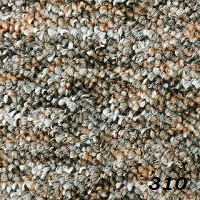 Zbliżenie na wielokolorową wykładzinę dywanową typu shaggy w odcieniach szarości, brązu i beżu, z widocznym numerem '310' w prawym dolnym rogu.