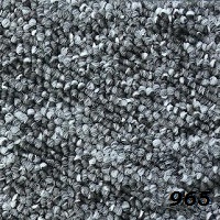 Szczegółowe ujęcie szarej wykładziny dywanowej o pętelkowej strukturze z widocznym numerem '965' w prawym dolnym rogu.