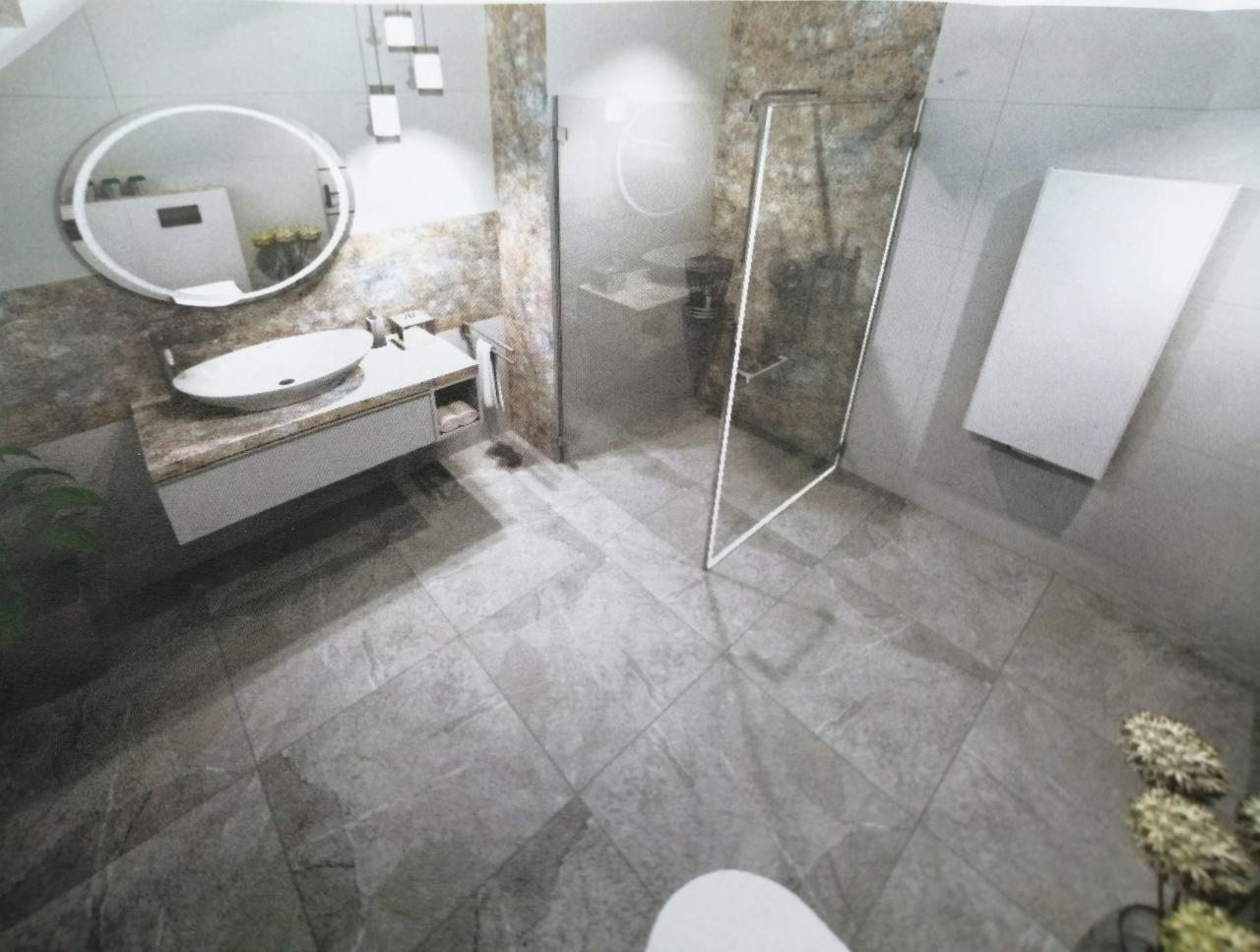 Elegancka łazienka z umywalką nablatową, okrągłym lustrem z podświetleniem LED, kabiną prysznicową i szarą, kamienną podłogą. Nowoczesne oświetlenie.