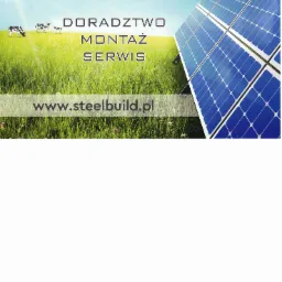 Grafika reklamowa firmy Steel Build oferującej panele słoneczne, doradztwo, montaż i serwis. W tle łąka z krowami.