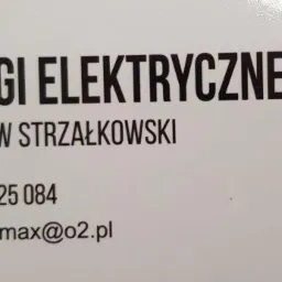 Wizytówka firmy oferującej usługi elektryczne, z imieniem i nazwiskiem Jarosław Strzałkowski, numerem telefonu i adresem e-mail, ozdobiona graficznym symbolem błyskawicy w kolorach...