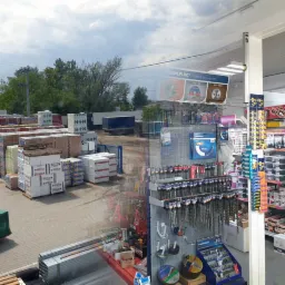 Widok na zewnątrz i wnętrze sklepu z materiałami budowlanymi: na zewnątrz palety z materiałami budowlanymi i wózek widłowy, wewnątrz regały z narzędziami i akcesoriami, widoczne marki Tytan i Iaan.