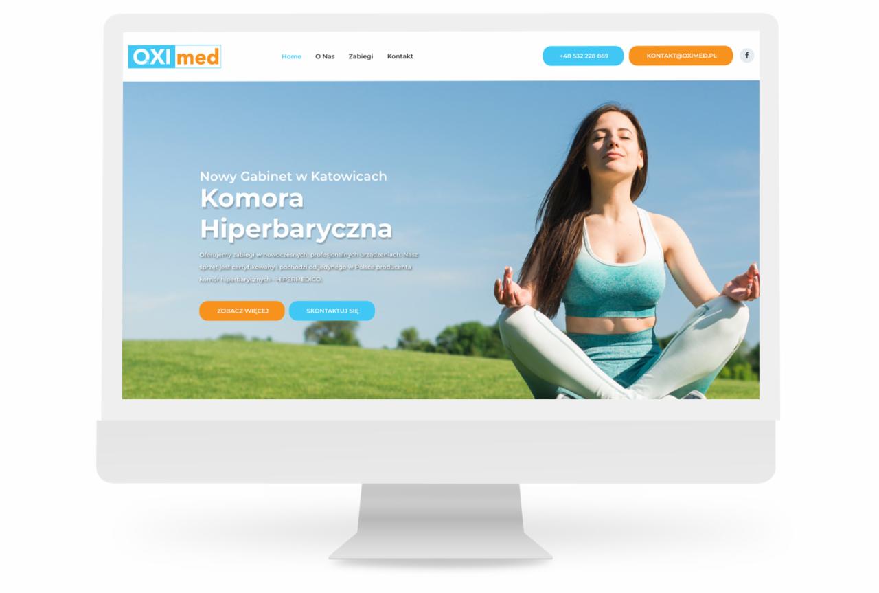 Monitor wyświetlający stronę internetową z kobietą medytującą na tle zielonego krajobrazu, promującą komorę hiperbaryczną w Katowicach.