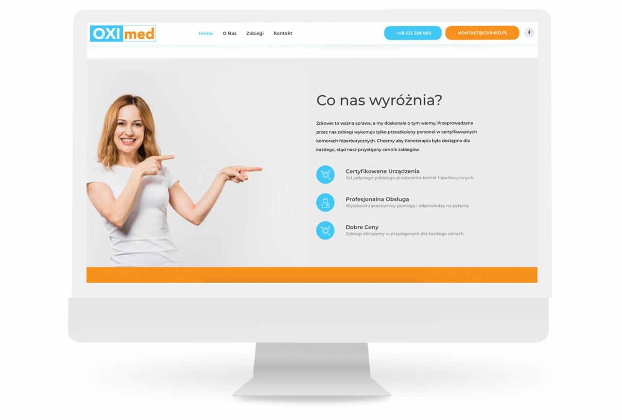 Ekran komputera wyświetlający stronę internetową firmy Oximed z uśmiechniętą kobietą wskazującą na tekst 'Co nas wyróżnia?' i ikony 'Certyfikowane Urządzenia', 'Profesjonalna Obsługa' i 'Dobre Ceny'.