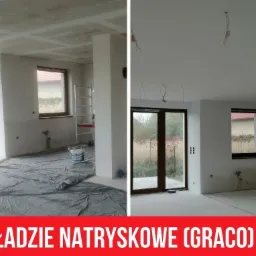 Porównanie stanu surowego i wykończonego wnętrza: pokój przed z gładzią na suficie i folią ochronną na podłodze, po prawej pokój po nałożeniu gładzi, z pomalowanymi ścianami i sufitem na biało.
