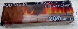 Paczka podpałki do grilla, pieca i kominka, zapakowana w folię z nadrukiem nazwy producenta i informacją o ilości kostek (200), na jasnym tle.