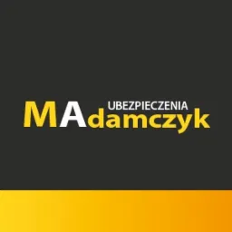 Logo firmy ubezpieczeniowej: żółto-biały napis 'MAdamczyk UBEZPIECZENIA' na ciemnoszarym tle, z żółtym paskiem u dołu.