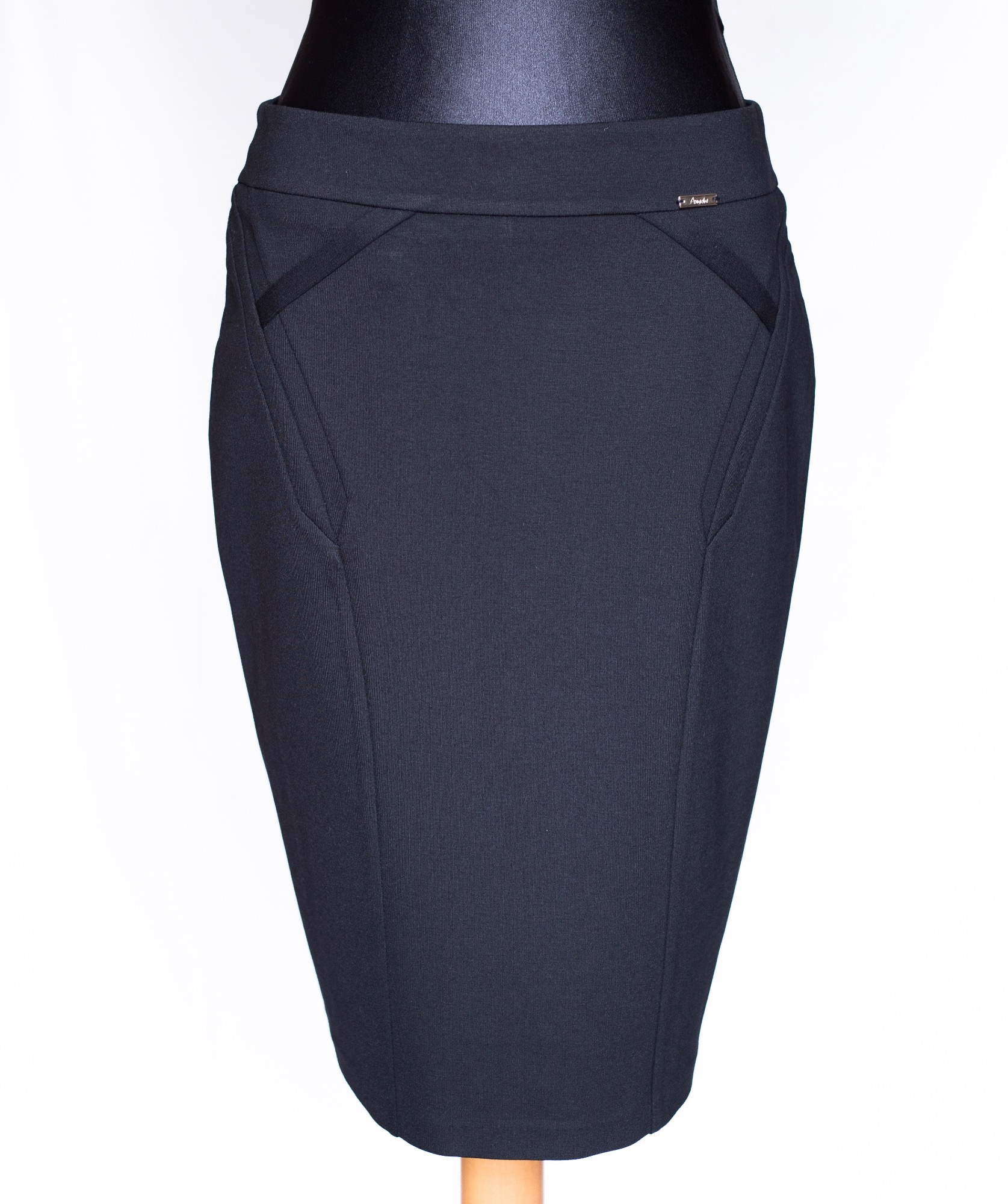 Czarna, dopasowana spódnica ołówkowa z dekoracyjnymi przeszyciami na biodrach, prezentowana na manekinie na białym tle.