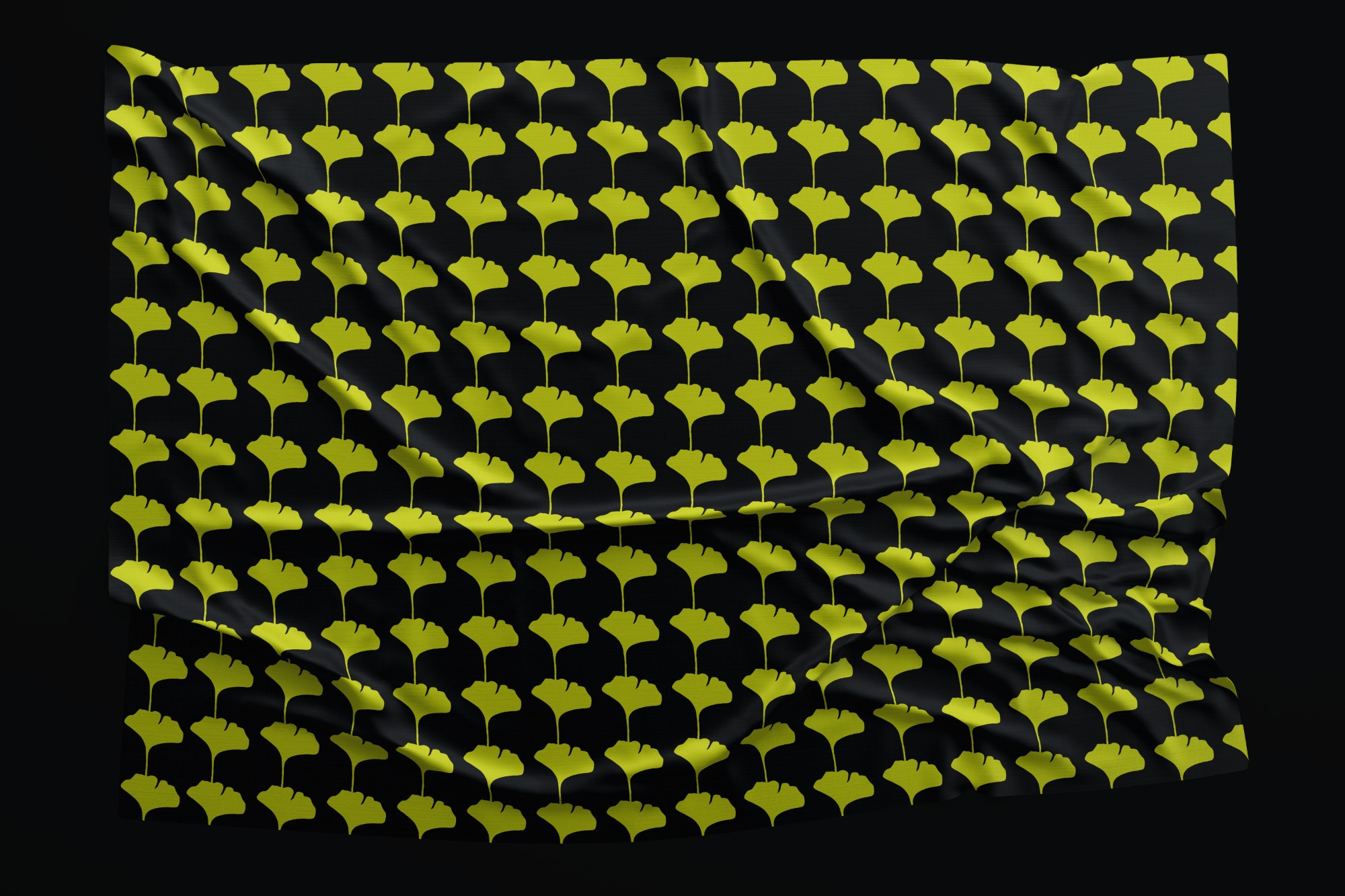 Czarna, jedwabna tkanina z powtarzającym się wzorem liści miłorzębu w odcieniu chartreuse, delikatnie pofałdowana, z widocznymi cieniami podkreślającymi fakturę.