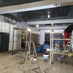 Szare filary i czarny sufit