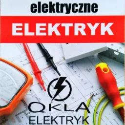 Ulotka reklamowa z napisem 'Instalacje elektryczne' i 'Elektryk', narzędzia pomiarowe, śrubokręt, plan instalacji elektrycznej, logo firmy 'QKLA Elektryk' oraz dane kontaktowe Macieja Kukli.