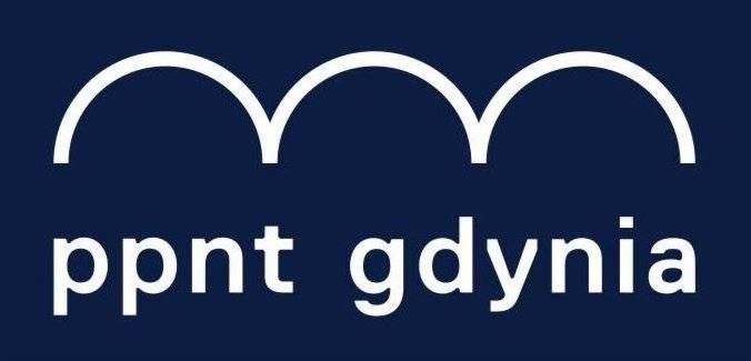Logo PPNT Gdynia na granatowym tle, przedstawiające trzy białe łuki nad napisem 'ppnt gdynia' również w kolorze białym.