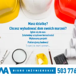 Biuro Inżynierskie z Poznania prezentuje ofertę budowy domu: trzy kaski budowlane (żółty, biały, czerwony), zwinięte plany, kalkulator, lupa, cyrkiel i inne narzędzia na białym tle z tekstem...