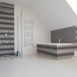 Nowoczesna łazienka w Kępnie z kabiną prysznicową typu walk-in, grzejnikiem drabinkowym i zabudowaną wanną z szarym panelem, wykończona płytkami w poziome pasy.