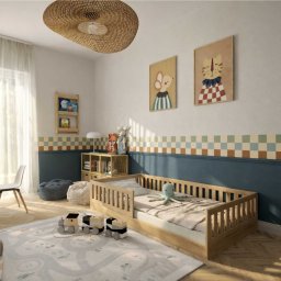 Studio Metr Na 2 - Projektowanie Wnętrz i Mebli - Jasny pokój dziecięcy z drewnianym łóżkiem, pluszowym misiem i dywanem w kształcie toru wyścigowego. Na ścianie grafiki zwierząt i dekoracyjny pas z kwadratami.