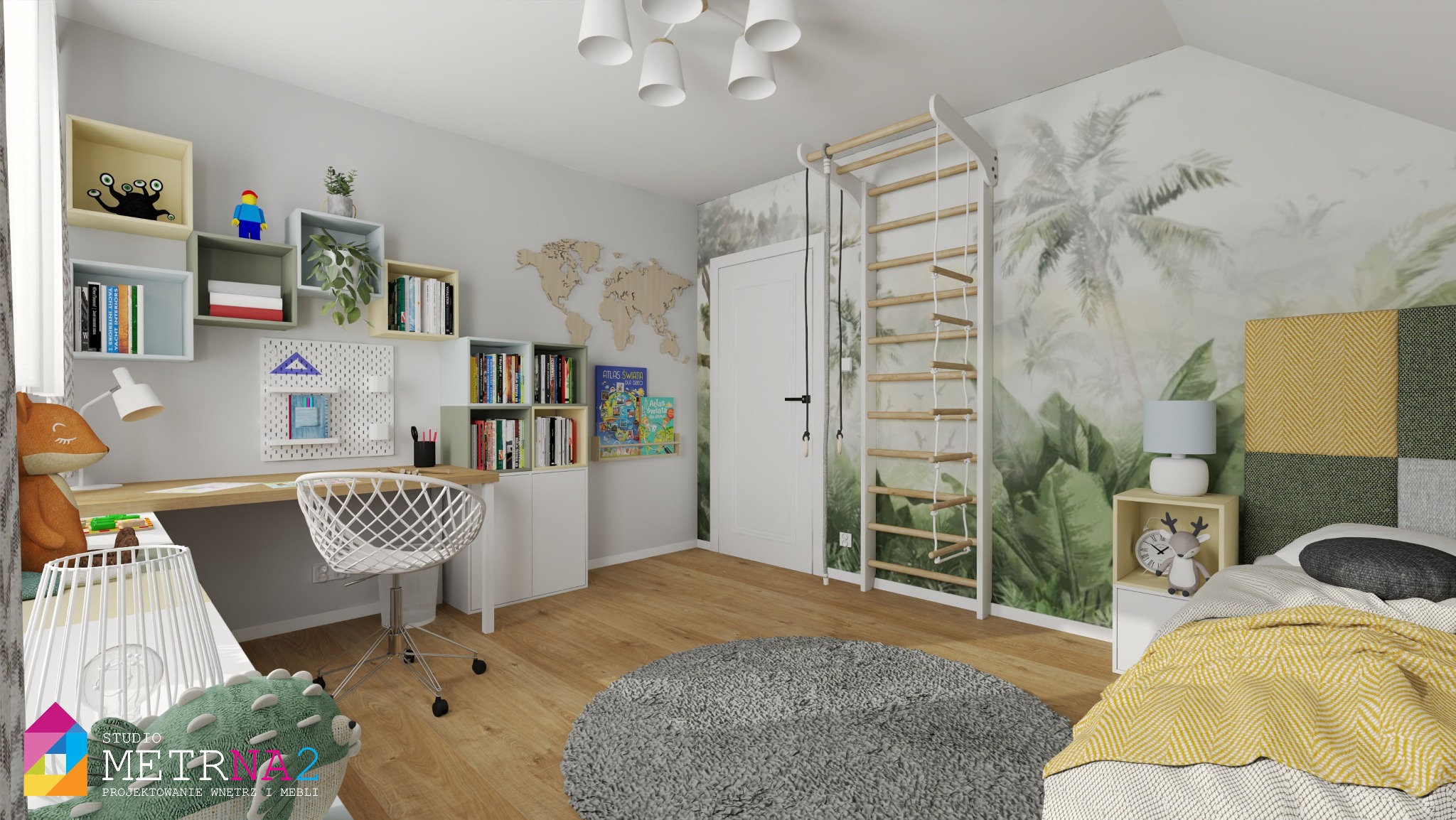 Pokój dziecięcy z biurkiem, regałami i tapetą w tropikalne liście. Drewniane drabinki gimnastyczne przy ścianie. Nowoczesny design, jasne kolory, przytulna aranżacja.