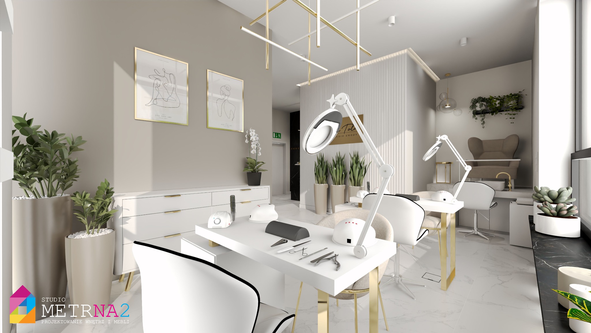 Wnętrze salonu kosmetycznego z dwoma stanowiskami do manicure. Białe meble z akcentami złota, rośliny doniczkowe, lampy oświetleniowe. Stonowana kolorystyka.