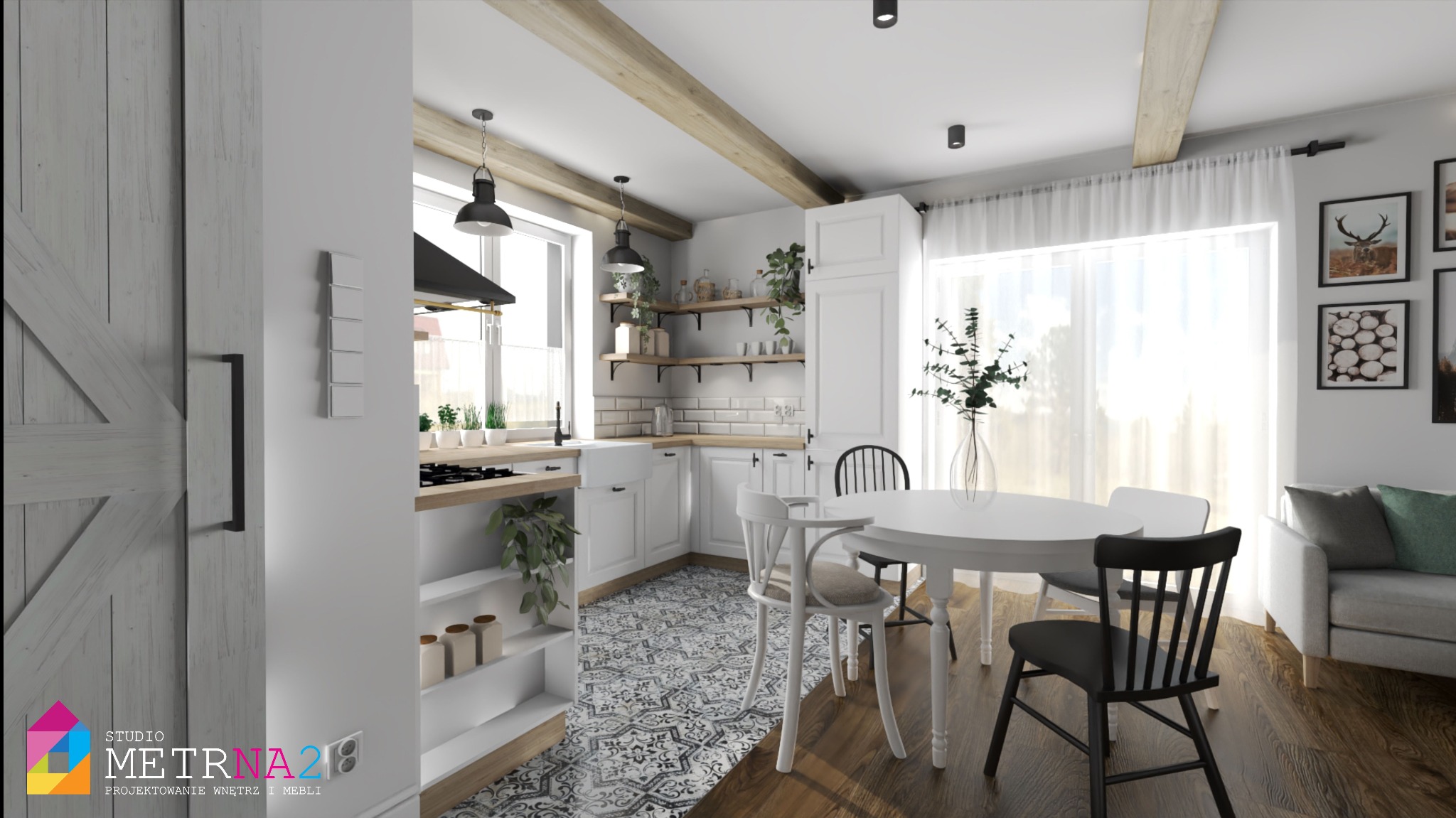 Jasna kuchnia w stylu rustykalnym z drewnianymi belkami stropowymi, białymi meblami i wzorzystą podłogą. Okrągły stół jadalny i sofa dopełniają przestrzeń.