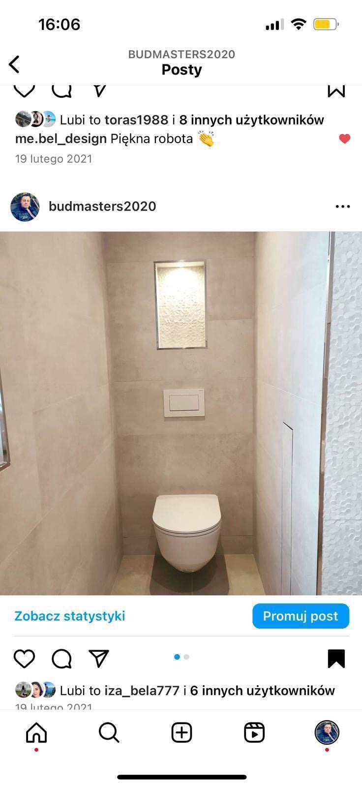 Nowoczesna toaleta podwieszana w łazience wykończonej beżowymi płytkami. W ścianie wnęka z dekoracyjną mozaiką i podświetleniem LED.